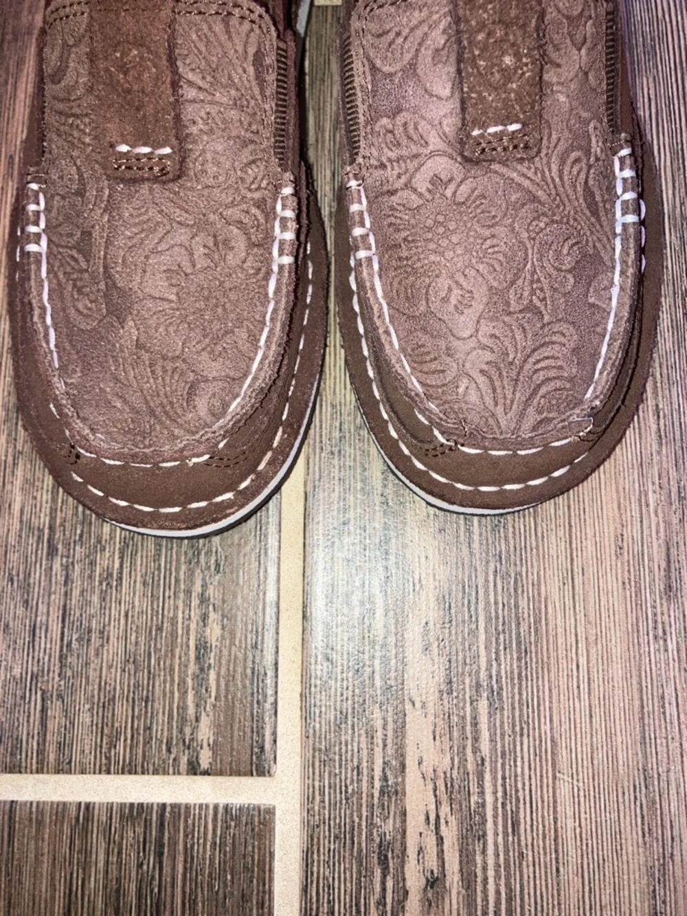 ARIAT FLORAL EMBOSSED CRUISER SHOES - MOC TOE 6C